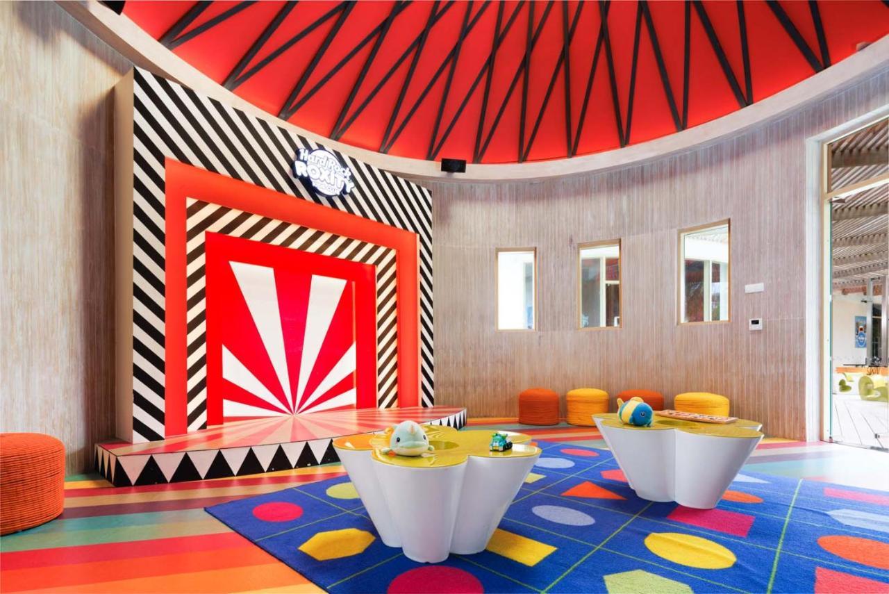 Hard Rock Hotel Maldives Emboodhoo Lagoon Exterior foto The Children's Club at the Renaissance Hotel, Bangkok