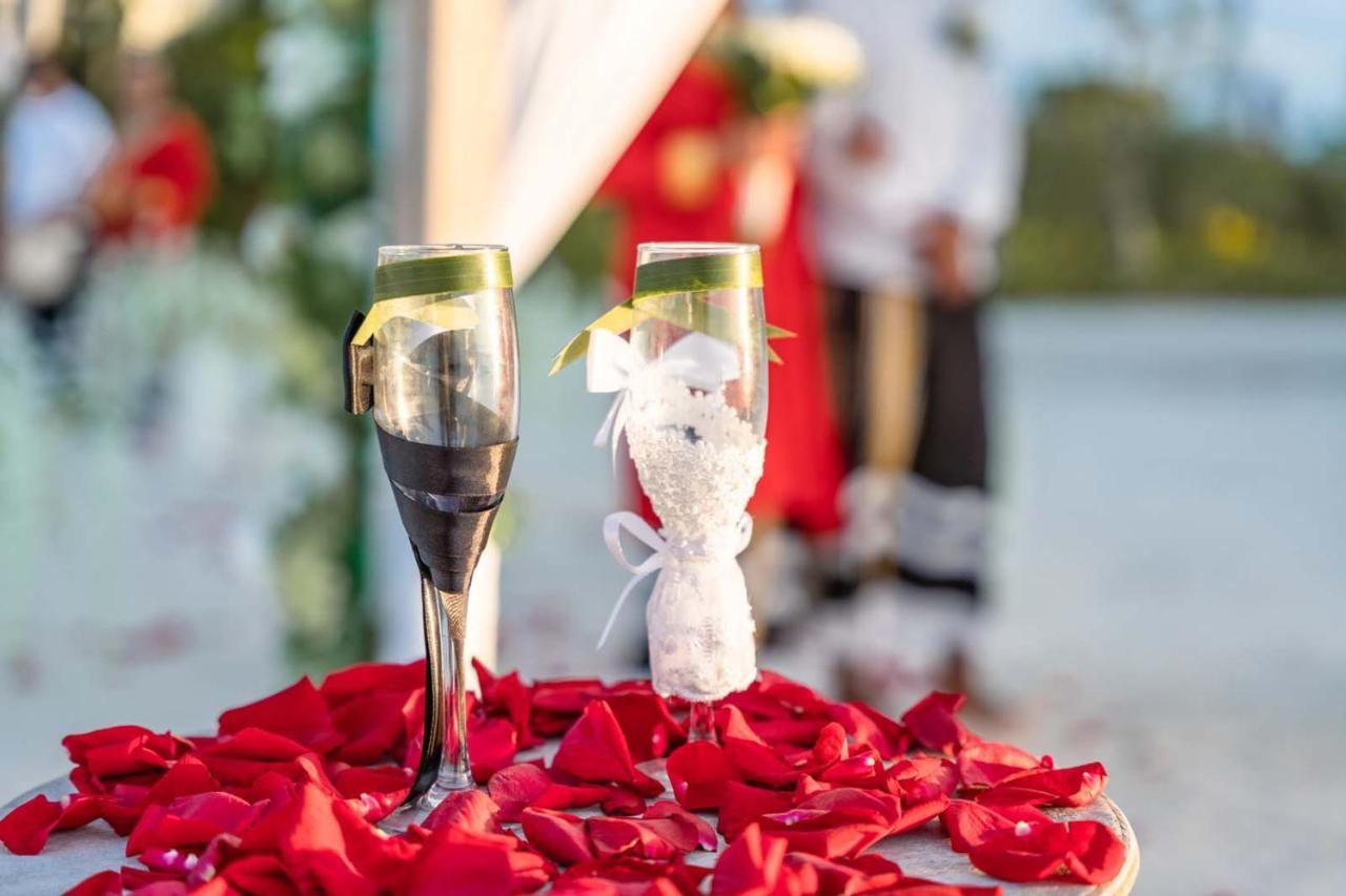 Hard Rock Hotel Maldives Emboodhoo Lagoon Exterior foto A romantic setting