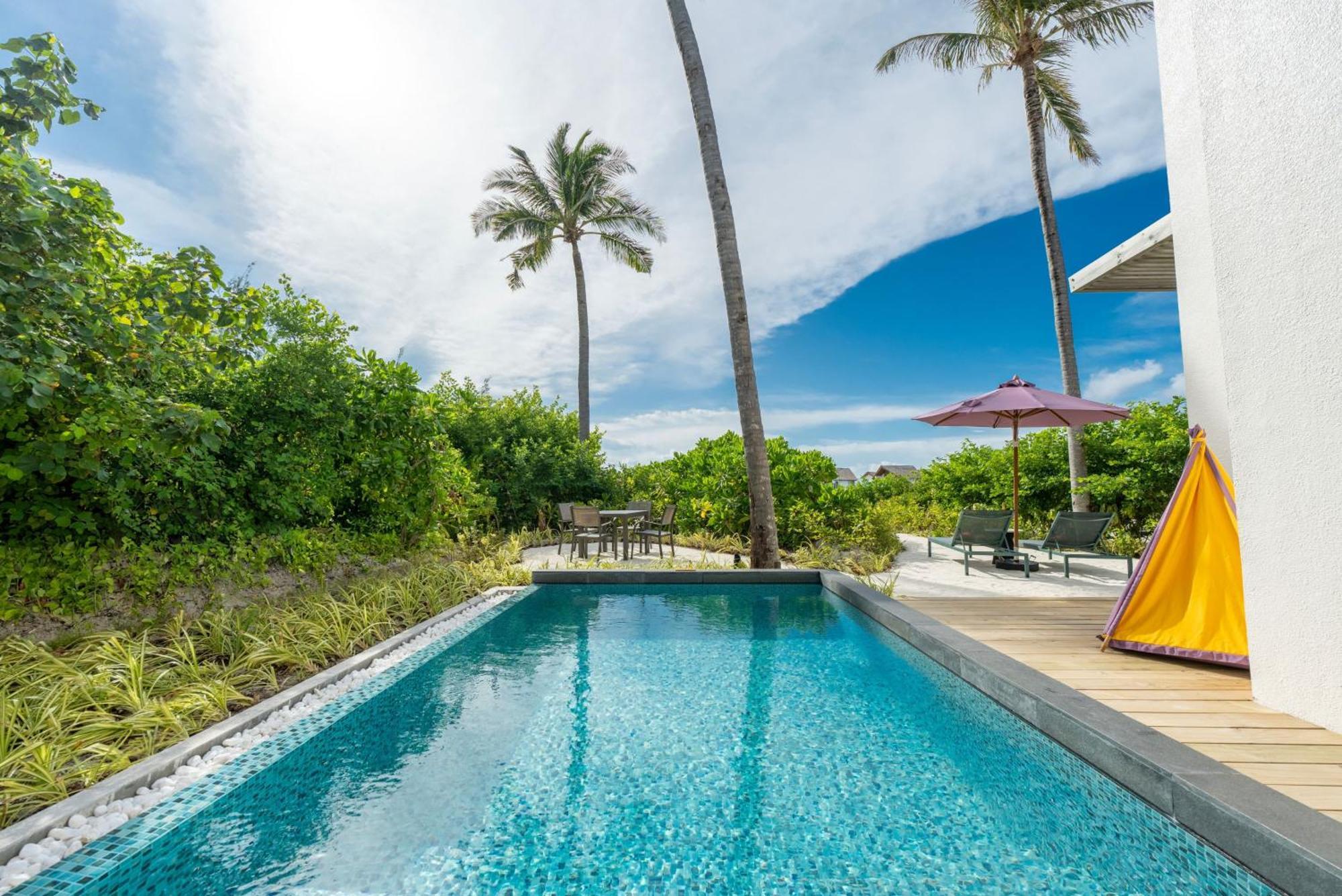 Hard Rock Hotel Maldives Emboodhoo Lagoon Exterior foto A swimming pool at a resort in Maldives